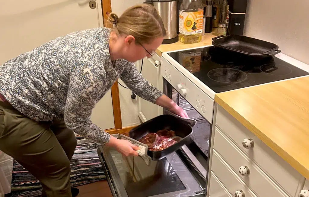 Fra surdeig til festmåltid: Slik ble støpejernspannen kjøkkenets midtpunkt