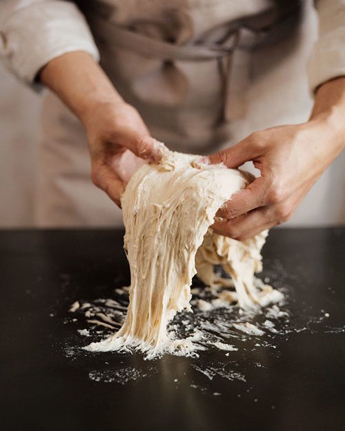 Person som håndterer deig